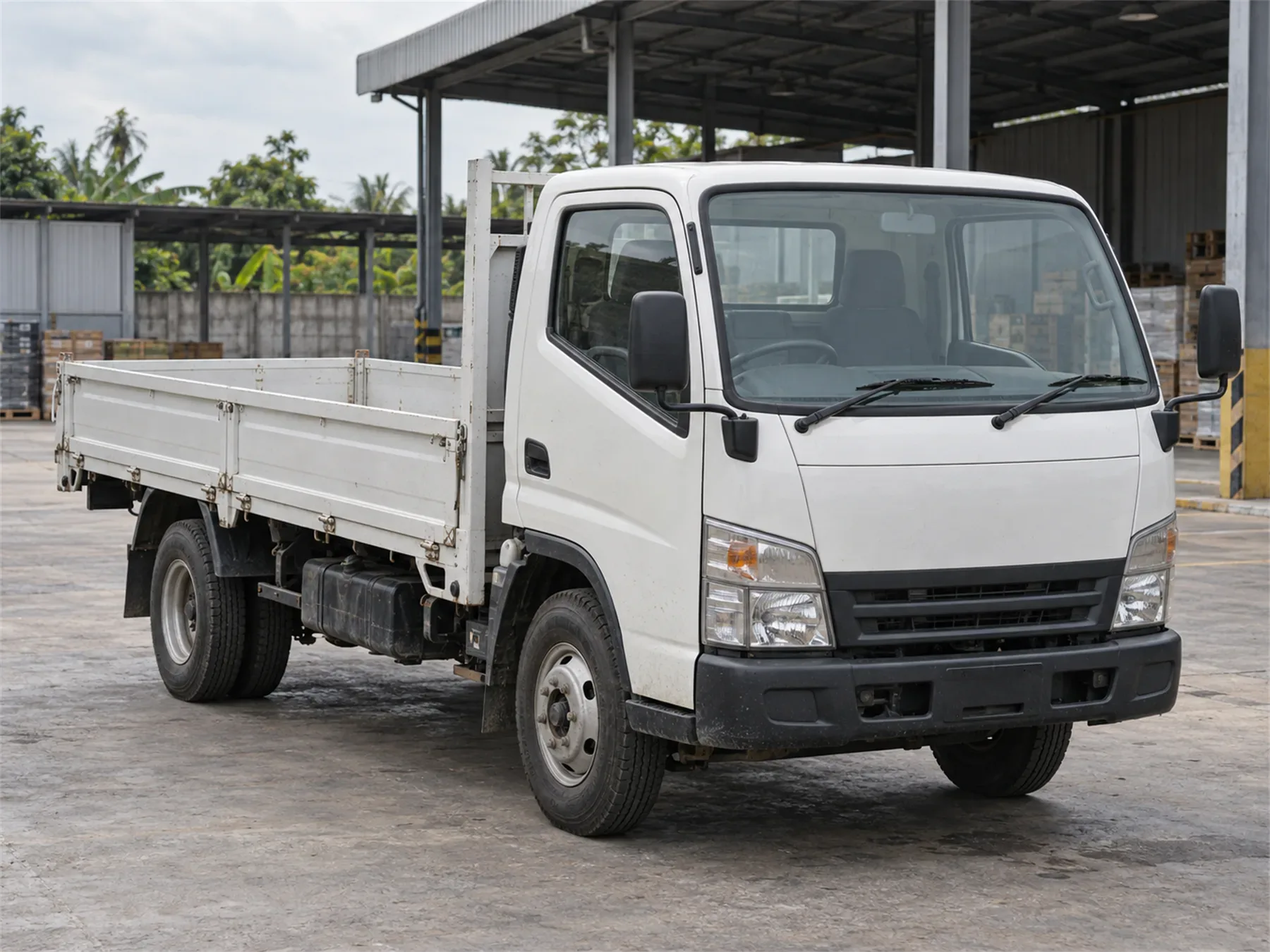 Truk CDE bak terbuka dengan bak kosong yang bersih