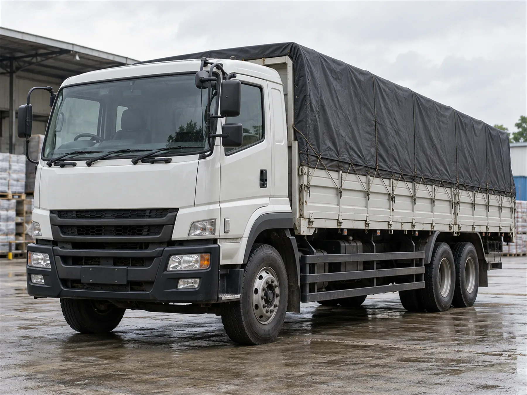 Truk Fuso bak dengan muatan tertutup terpal rapi