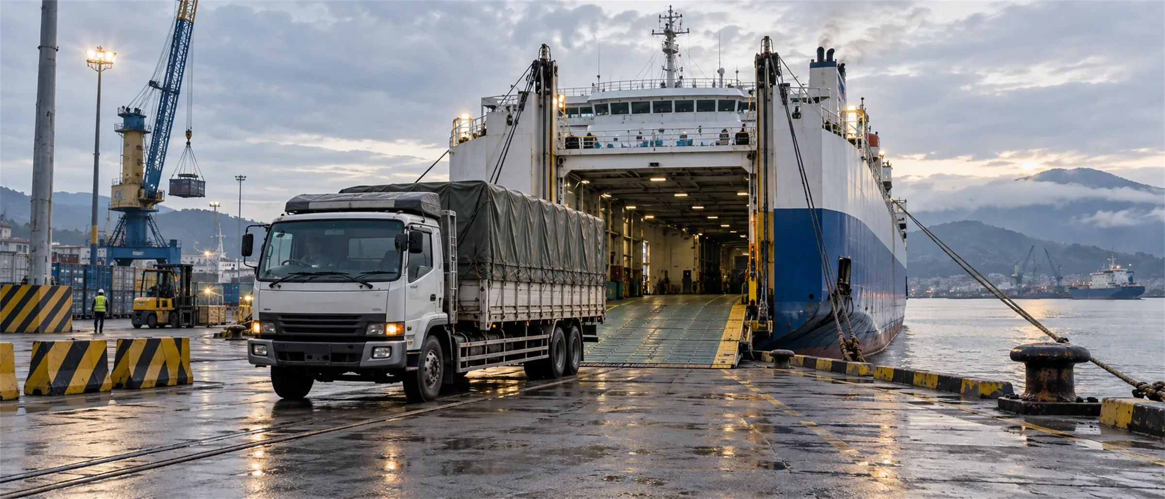 Truk bermuatan menunggu naik ke kapal di dermaga antarpulau